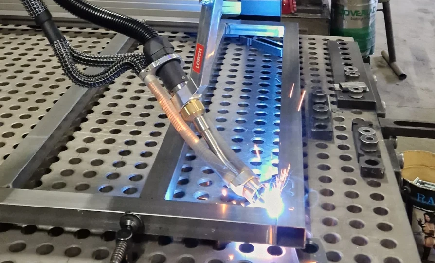 primo piano di un braccio robotico che salda di un fabbro bergamo