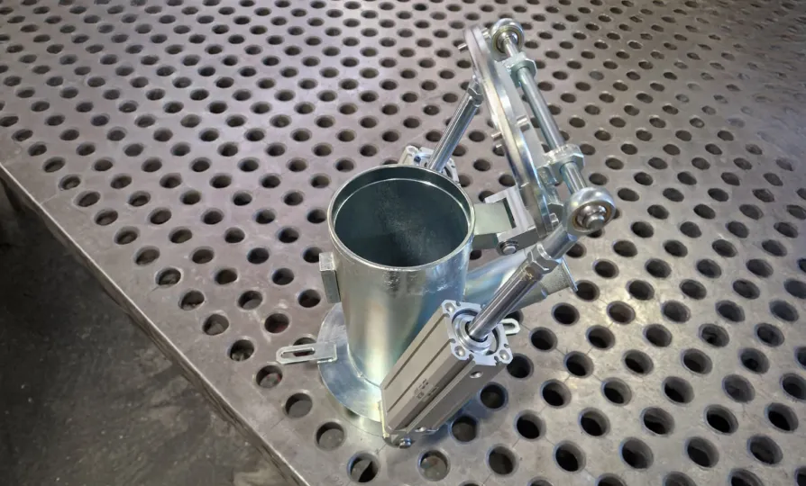 braccio robotico su un macchinario per carpenteria di un fabbro bergamo